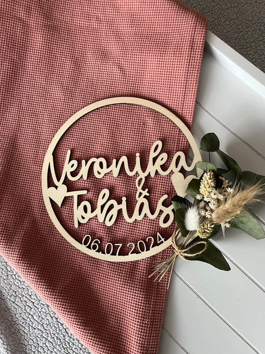 Personalisierter Holzkranz – Hochzeitsgeschenk mit Namen & Datum